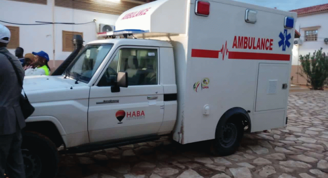 Elhadj Malick Ndiaye Offre Une Ambulance Au Centre Hospitalier Magatte Lo de Linguere 